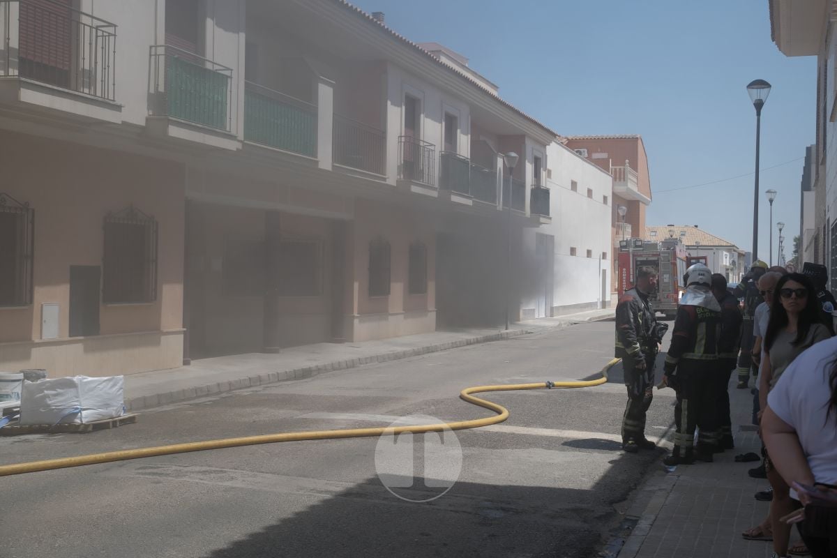 ÚLTIMA HORA: Gran humareda tras el incendio en una cochera de Tomelloso