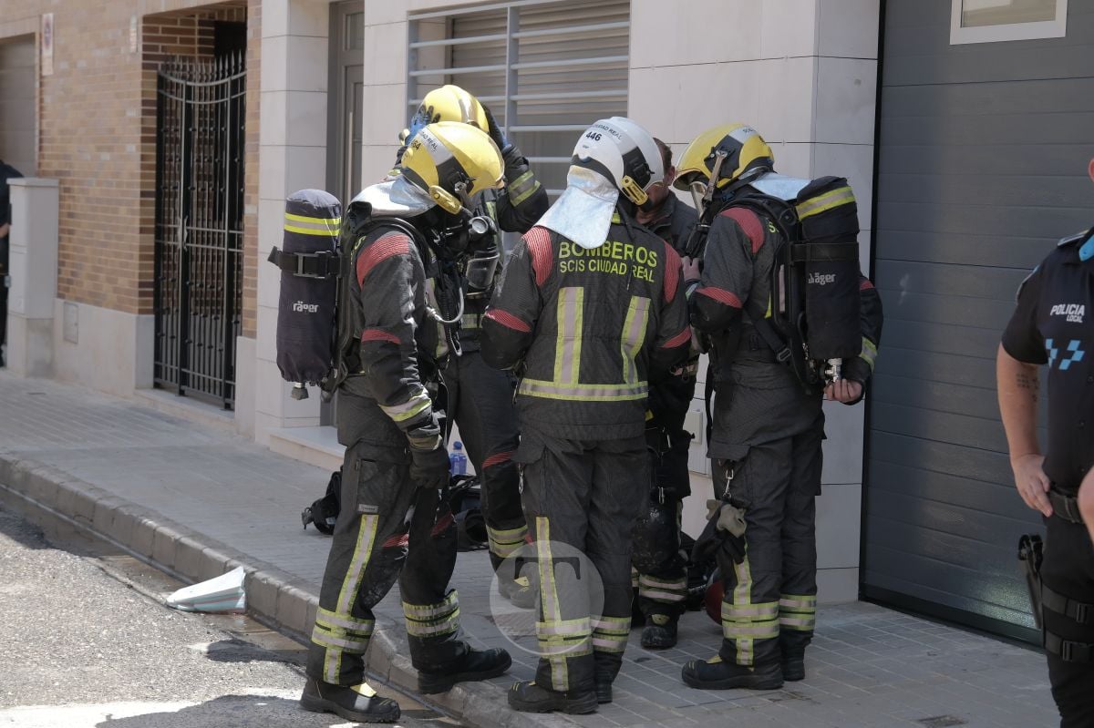 ÚLTIMA HORA: Gran humareda tras el incendio en una cochera de Tomelloso