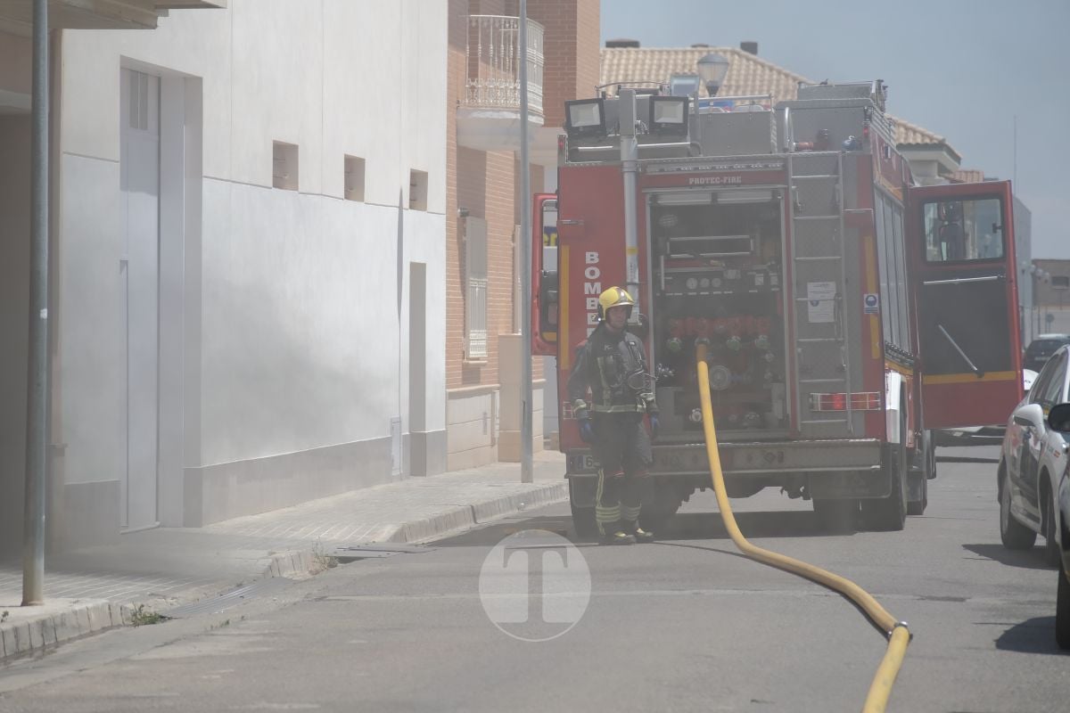 ÚLTIMA HORA: Gran humareda tras el incendio en una cochera de Tomelloso
