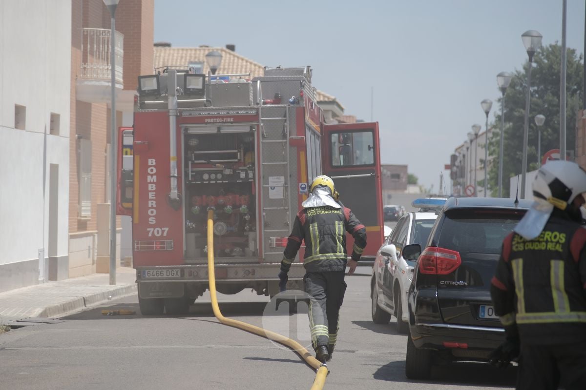 ÚLTIMA HORA: Gran humareda tras el incendio en una cochera de Tomelloso