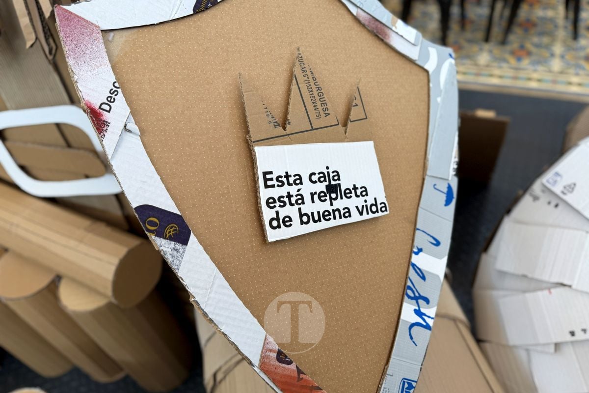 Rafa Meone transforma el Mercado de Abastos con un Quijote gigante hecho íntegramente de cartón
