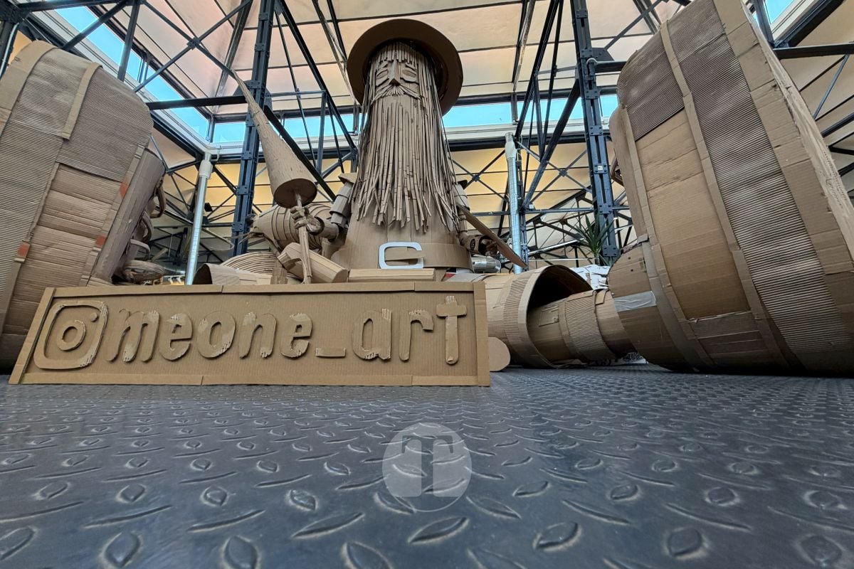 Rafa Meone transforma el Mercado de Abastos con un Quijote gigante hecho íntegramente de cartón