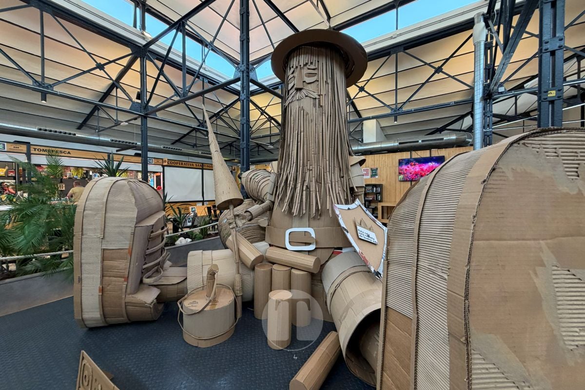 Rafa Meone transforma el Mercado de Abastos con un Quijote gigante hecho íntegramente de cartón