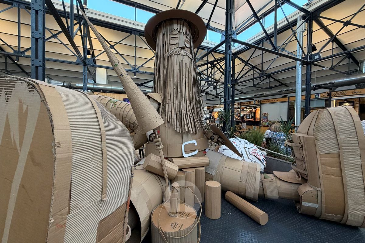 Rafa Meone transforma el Mercado de Abastos con un Quijote gigante hecho íntegramente de cartón