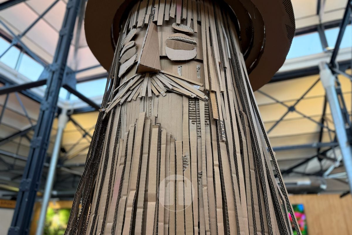 Rafa Meone transforma el Mercado de Abastos con un Quijote gigante hecho íntegramente de cartón