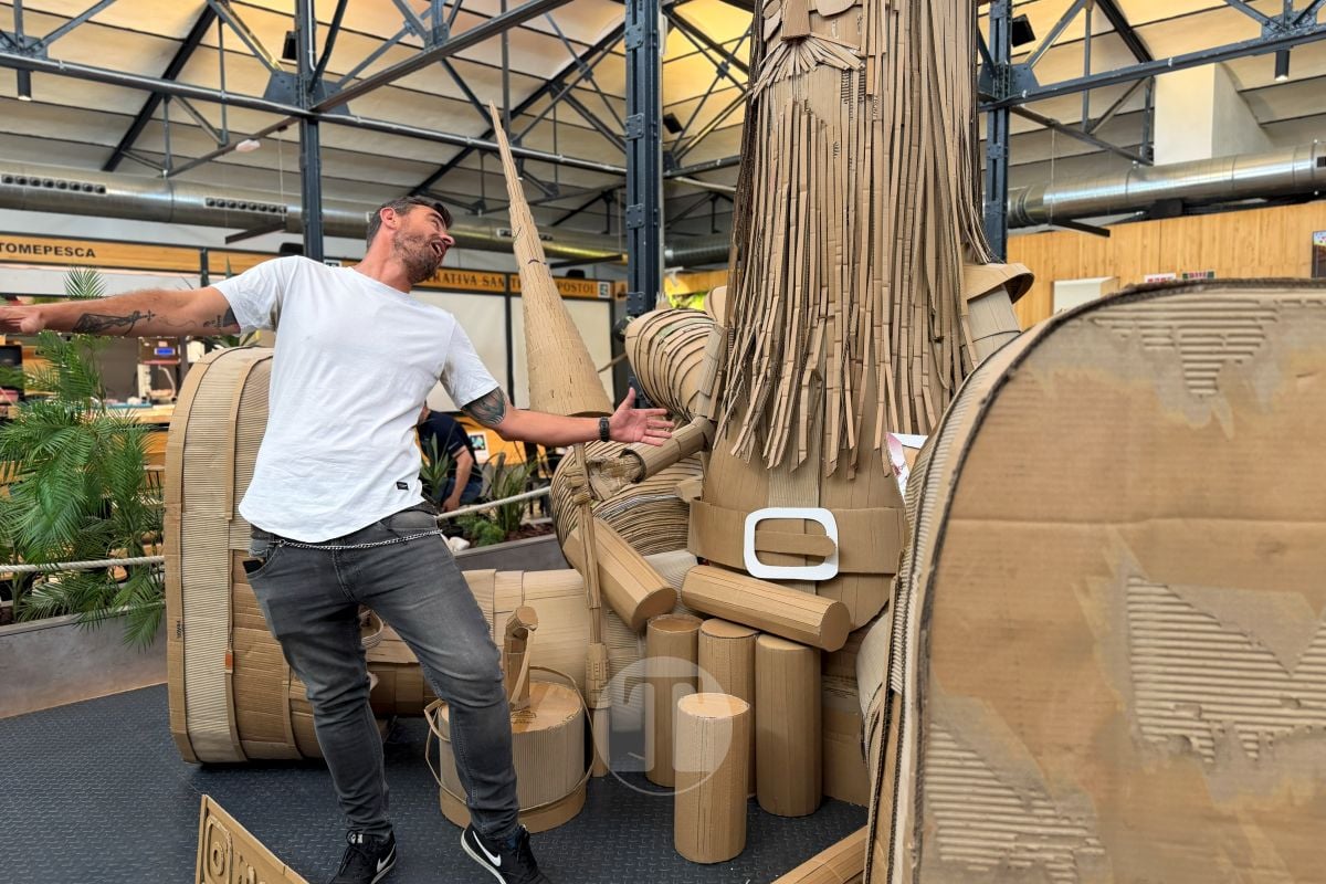 Rafa Meone transforma el Mercado de Abastos con un Quijote gigante hecho íntegramente de cartón