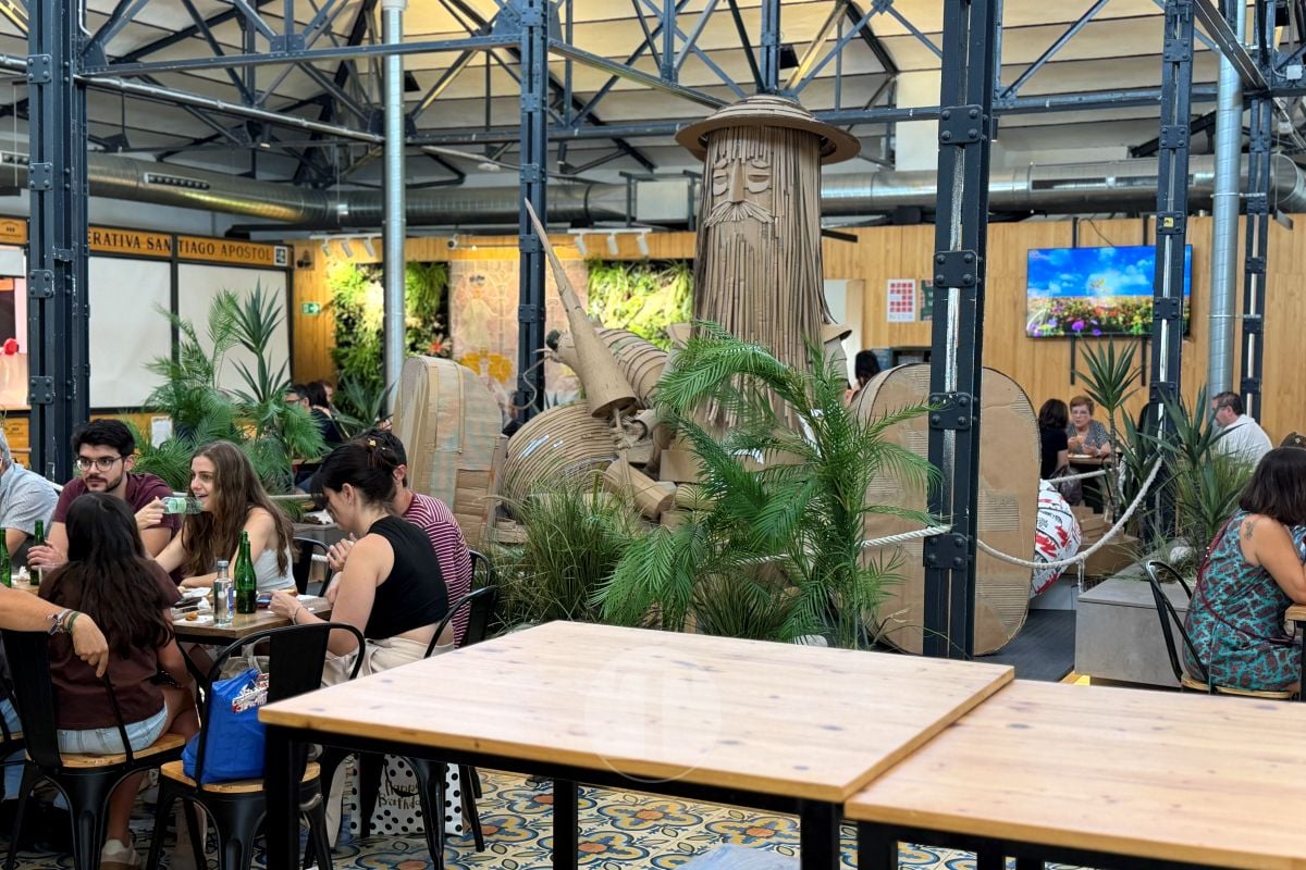 Rafa Meone transforma el Mercado de Abastos con un Quijote gigante hecho íntegramente de cartón