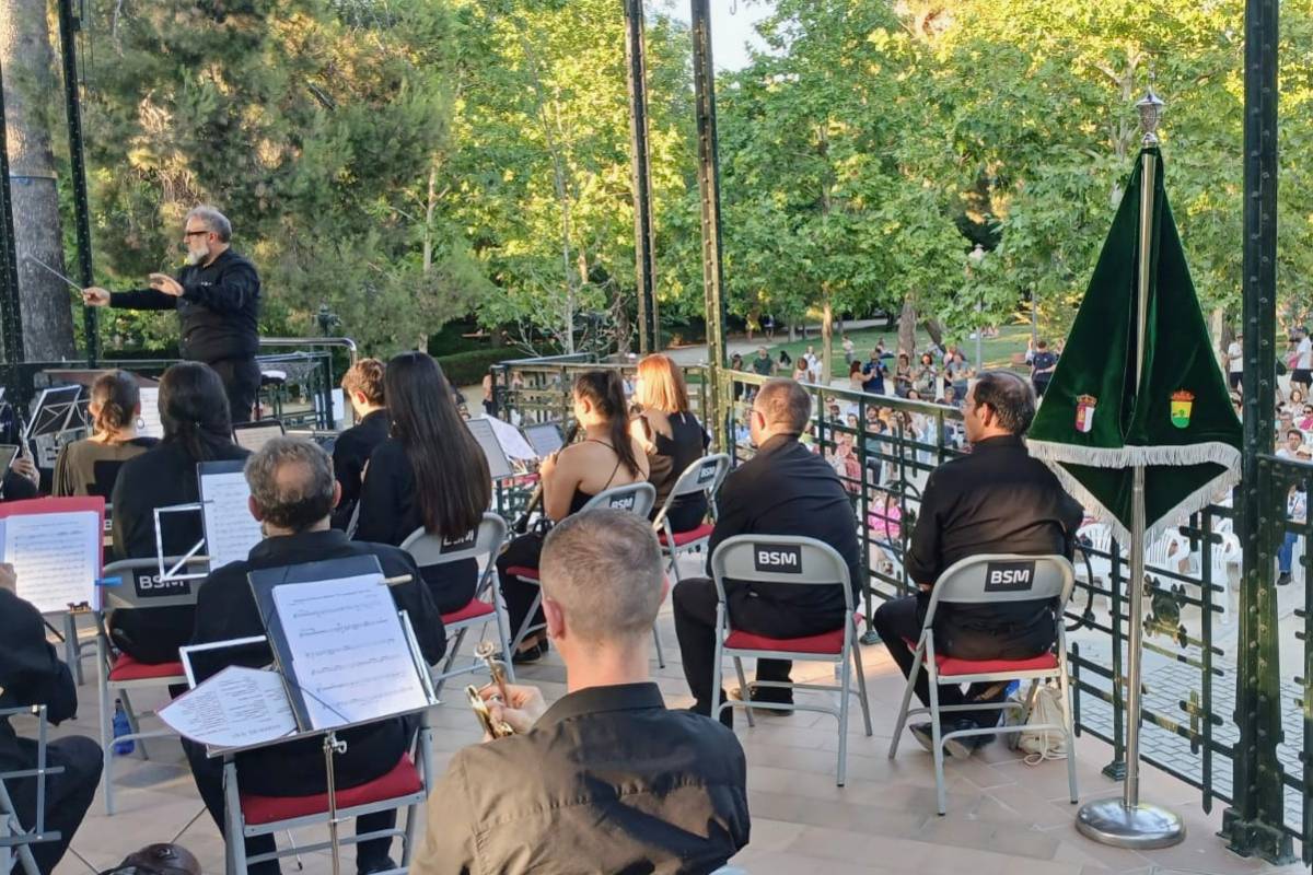 La Unión Musical Ciudad de Tomelloso conquista al público del Retiro con un concierto que terminó con dos bises