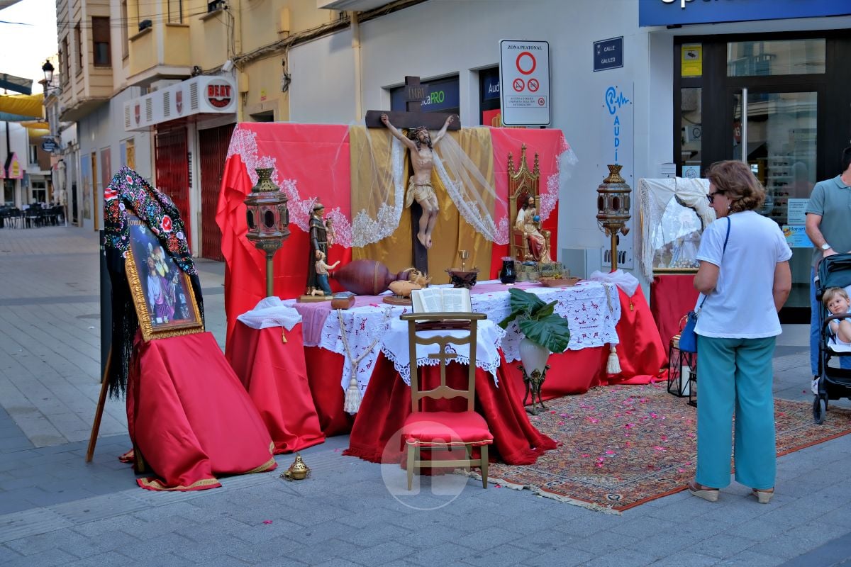 Tomelloso se vuelca con el Corpus Christi entre altares, alfombras y niños de Comunión