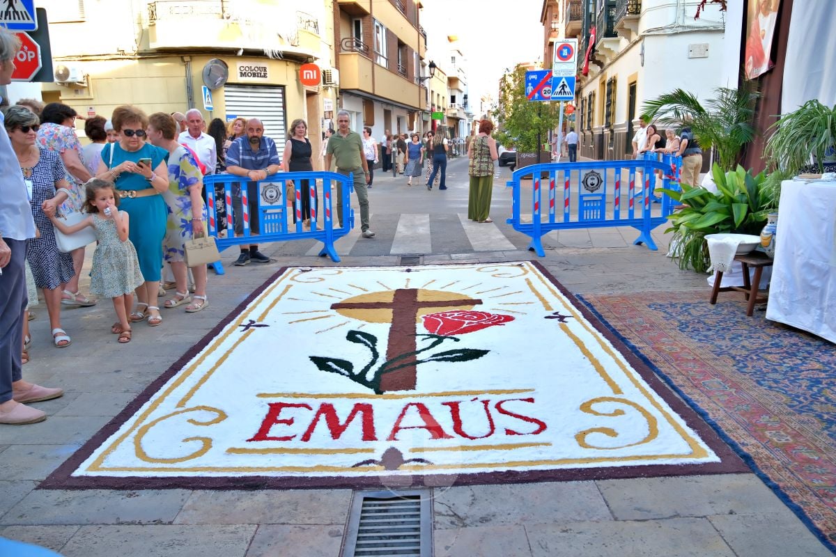 Tomelloso se vuelca con el Corpus Christi entre altares, alfombras y niños de Comunión