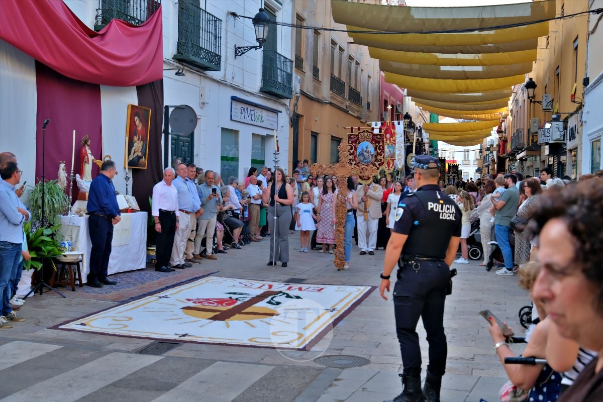 Tomelloso se vuelca con el Corpus Christi entre altares, alfombras y niños de Comunión