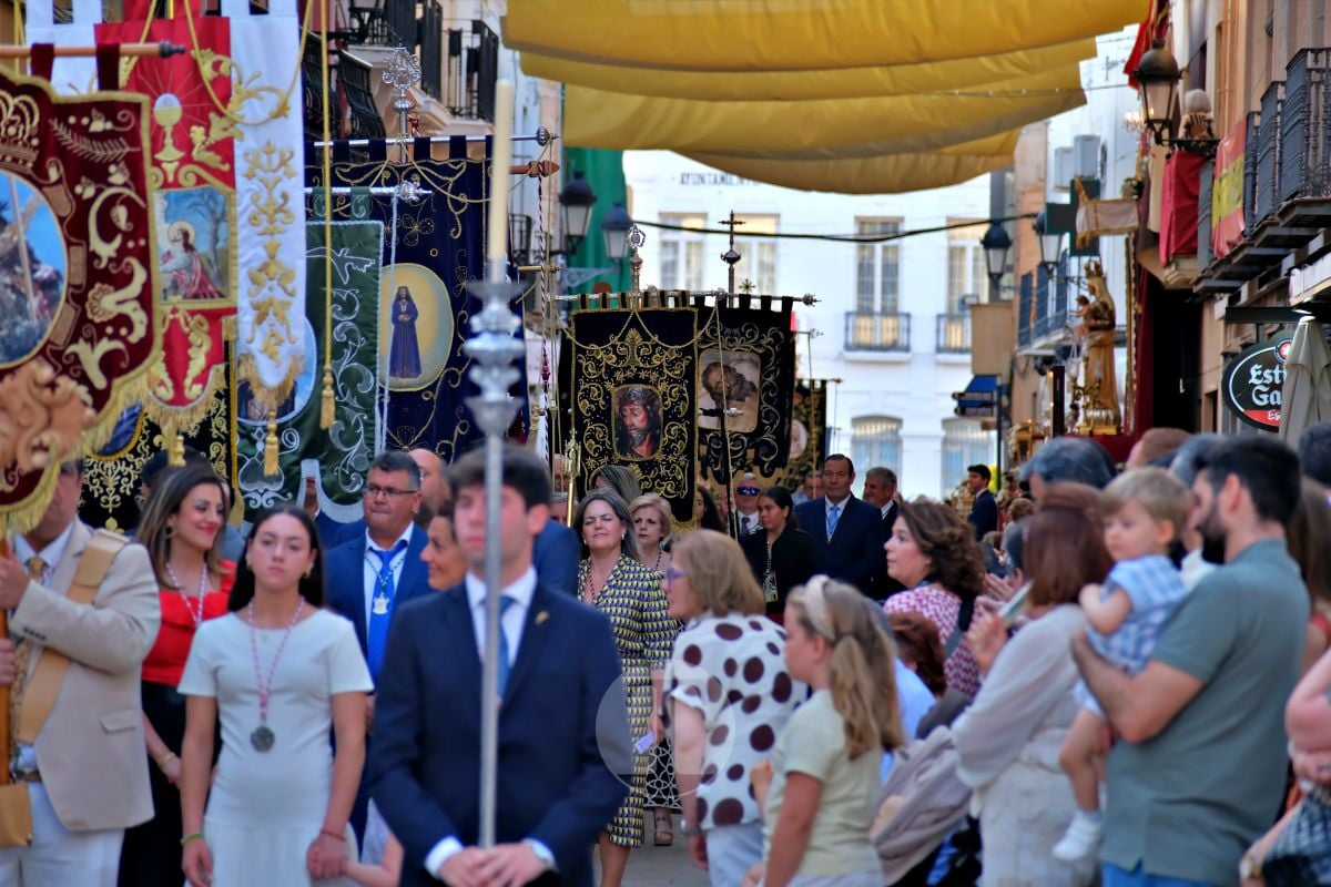 Tomelloso se vuelca con el Corpus Christi entre altares, alfombras y niños de Comunión