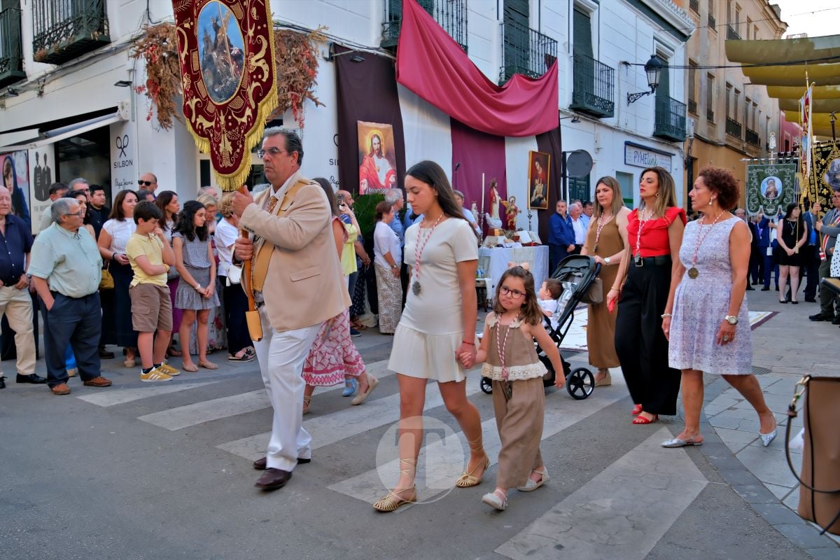 Tomelloso se vuelca con el Corpus Christi entre altares, alfombras y niños de Comunión