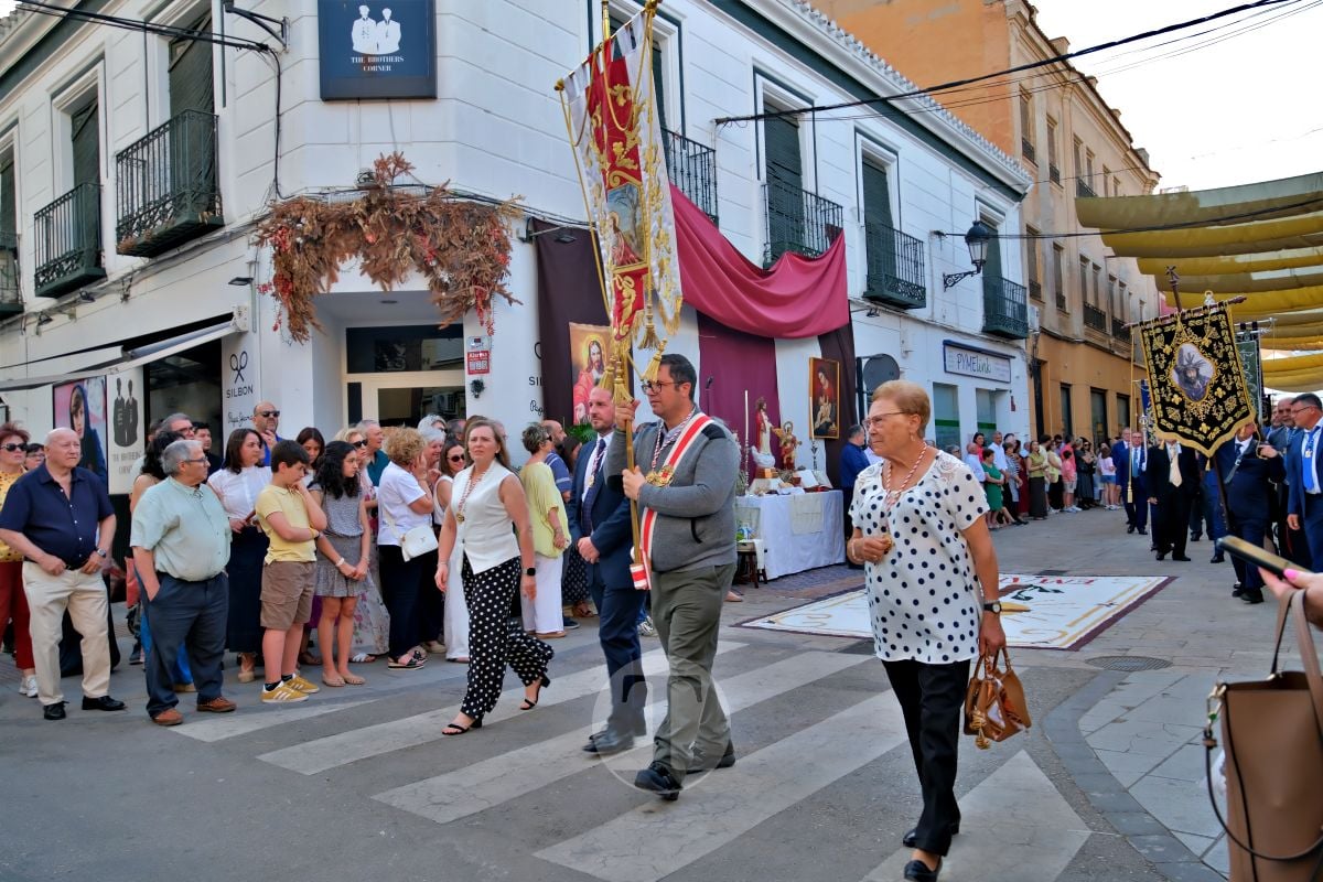 Tomelloso se vuelca con el Corpus Christi entre altares, alfombras y niños de Comunión