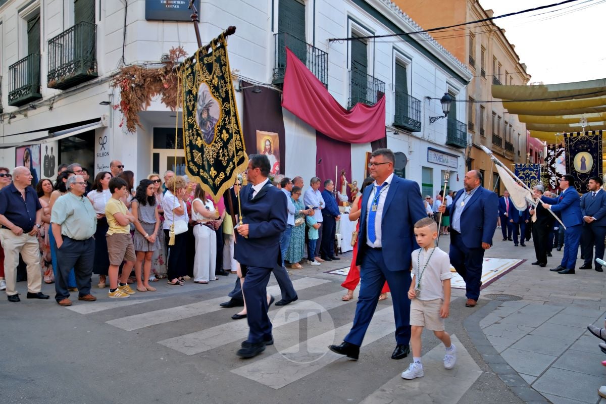 Tomelloso se vuelca con el Corpus Christi entre altares, alfombras y niños de Comunión
