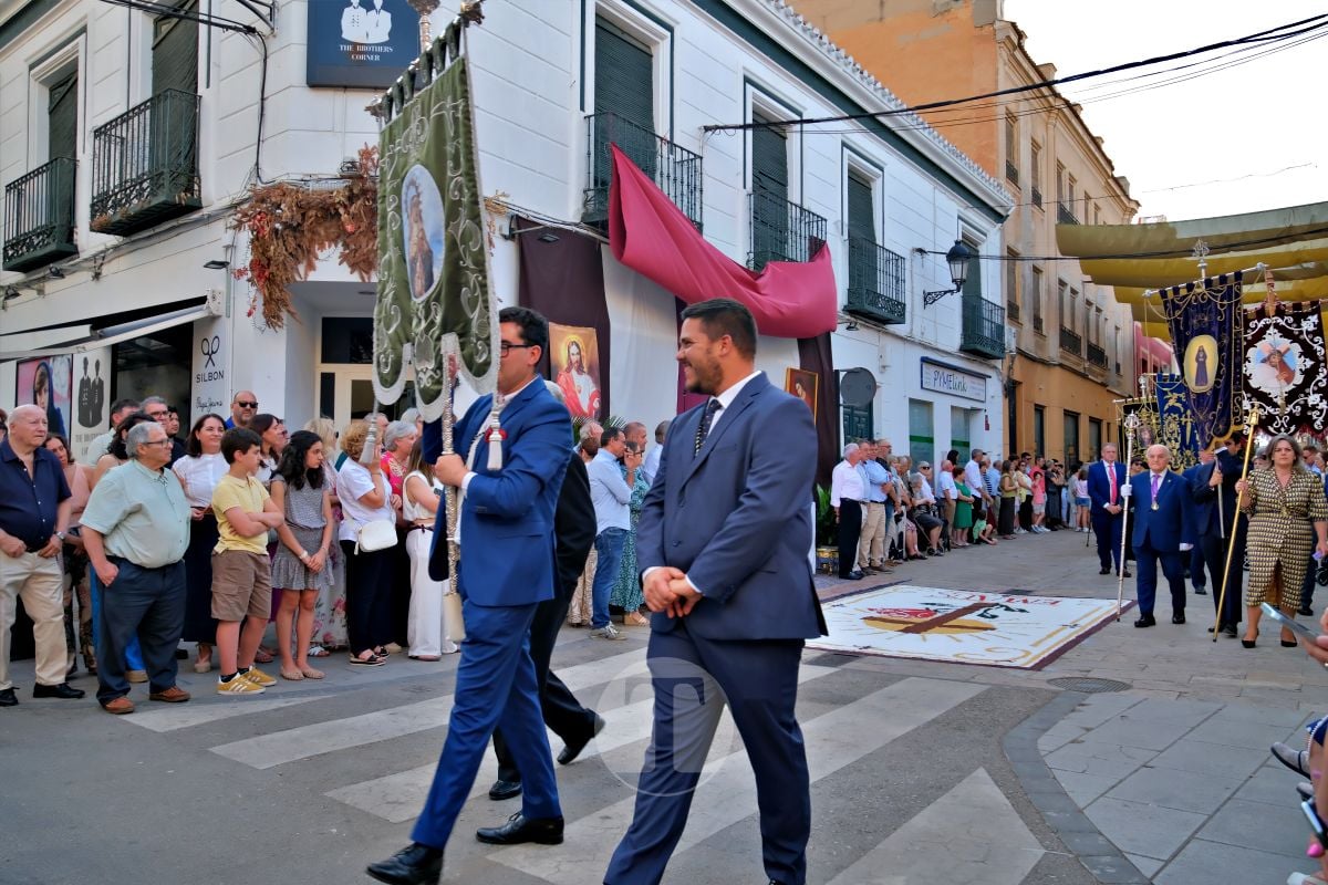 Tomelloso se vuelca con el Corpus Christi entre altares, alfombras y niños de Comunión