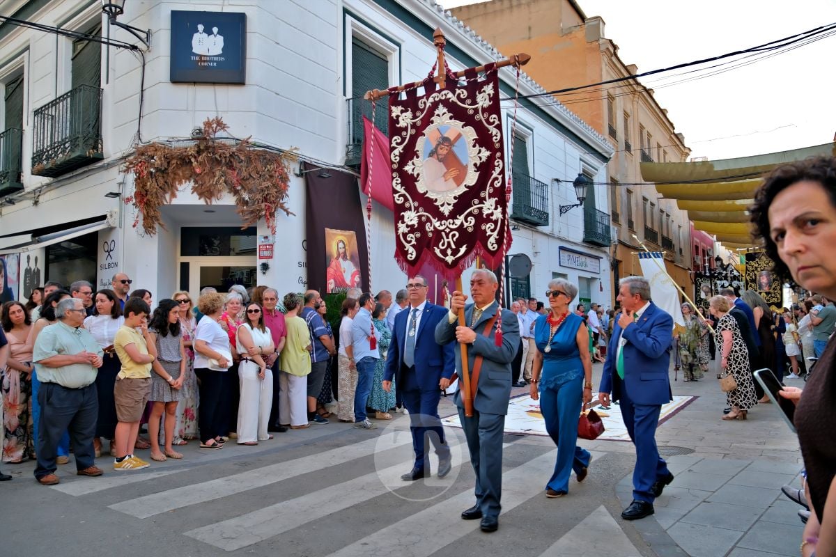 Tomelloso se vuelca con el Corpus Christi entre altares, alfombras y niños de Comunión