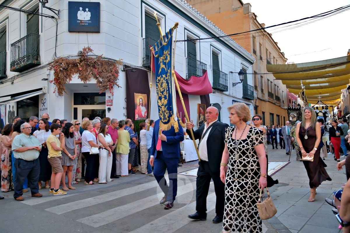 Tomelloso se vuelca con el Corpus Christi entre altares, alfombras y niños de Comunión