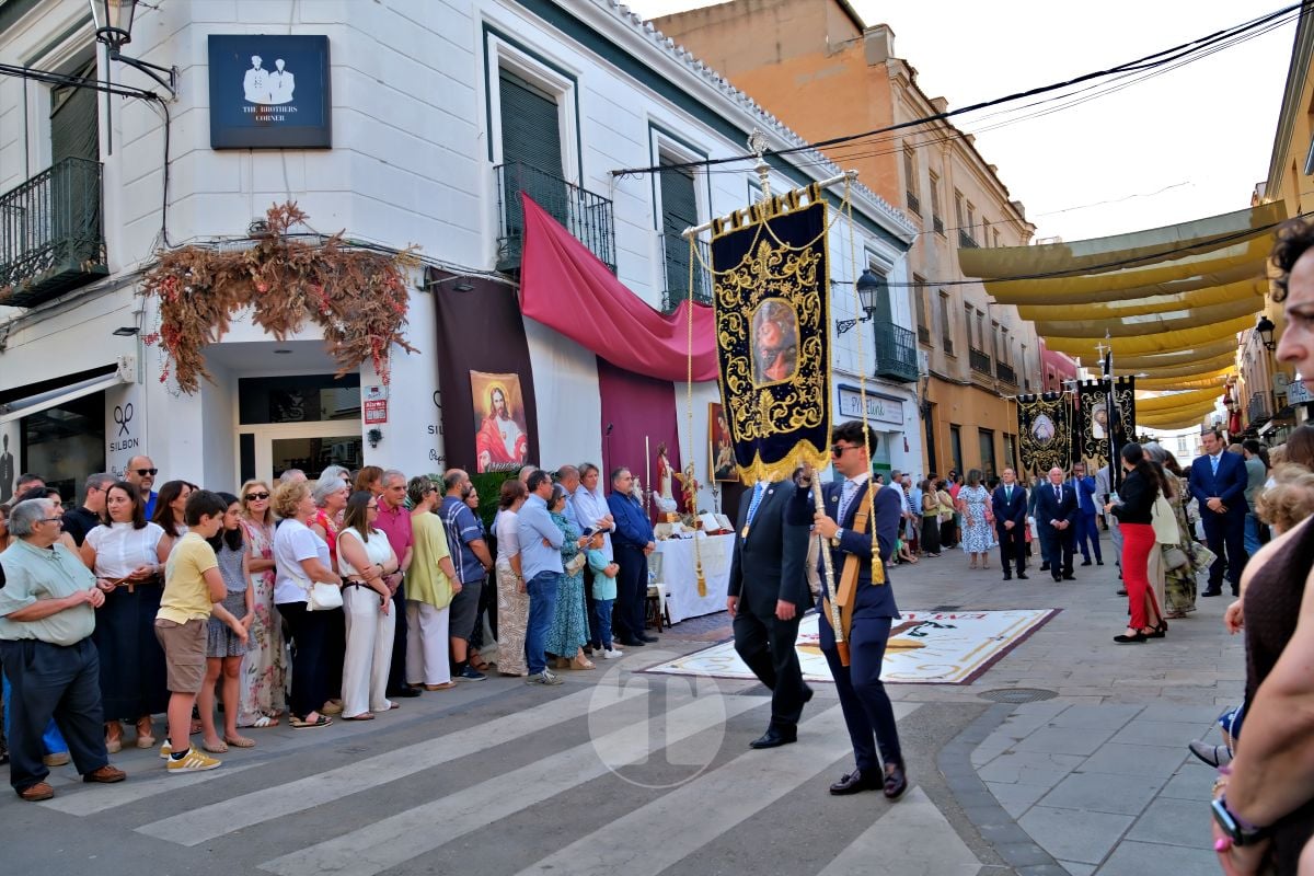 Tomelloso se vuelca con el Corpus Christi entre altares, alfombras y niños de Comunión