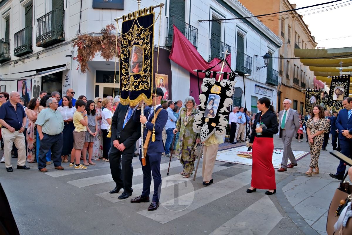 Tomelloso se vuelca con el Corpus Christi entre altares, alfombras y niños de Comunión
