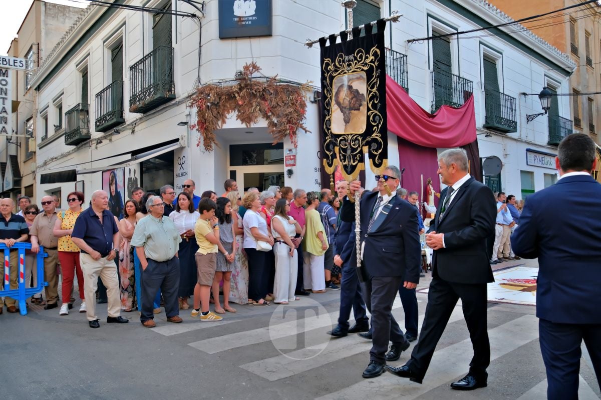 Tomelloso se vuelca con el Corpus Christi entre altares, alfombras y niños de Comunión