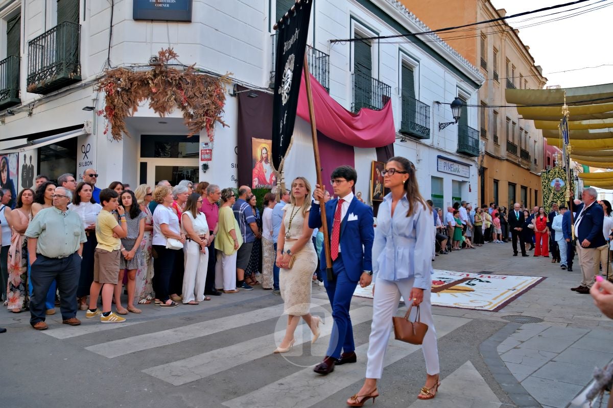 Tomelloso se vuelca con el Corpus Christi entre altares, alfombras y niños de Comunión