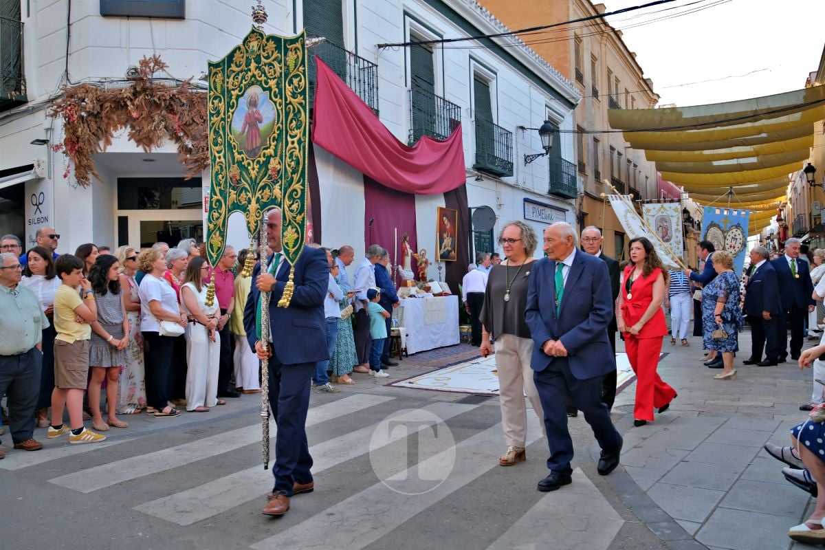Tomelloso se vuelca con el Corpus Christi entre altares, alfombras y niños de Comunión