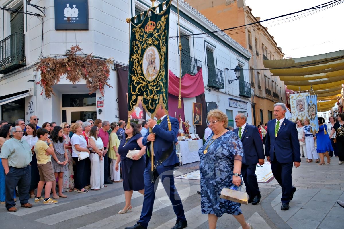 Tomelloso se vuelca con el Corpus Christi entre altares, alfombras y niños de Comunión