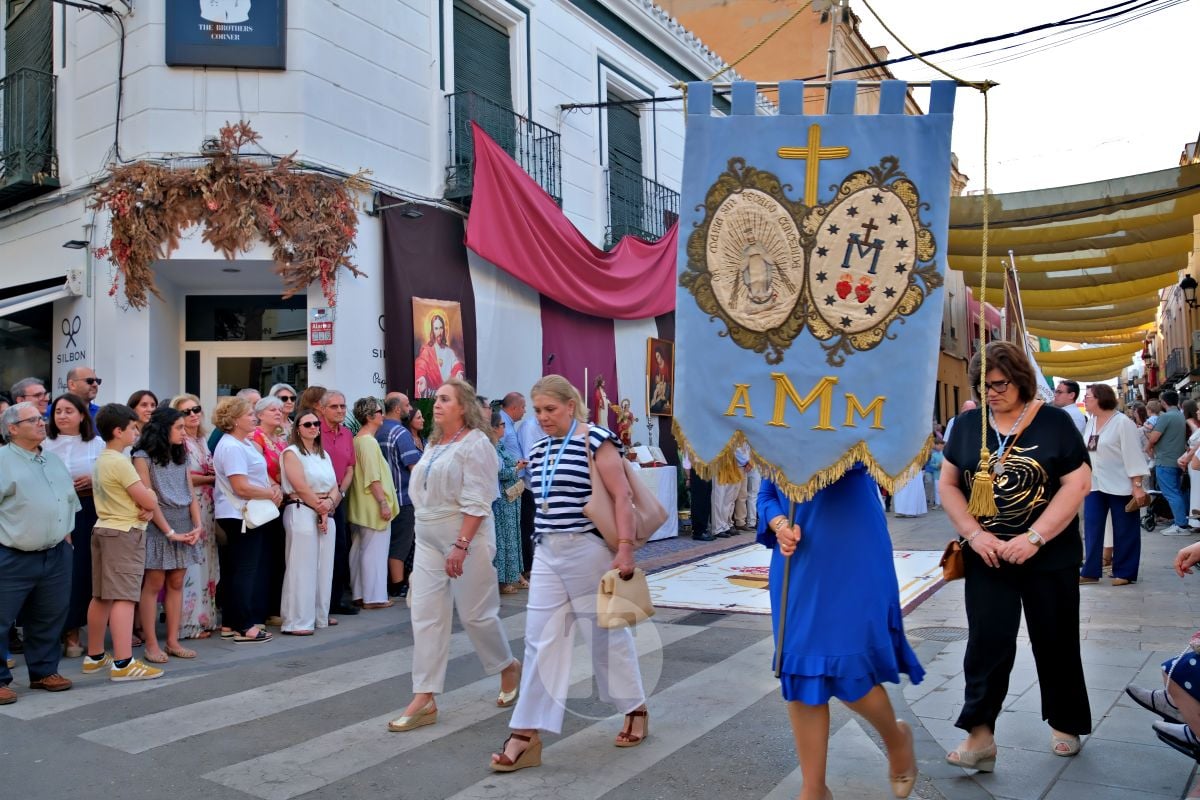 Tomelloso se vuelca con el Corpus Christi entre altares, alfombras y niños de Comunión