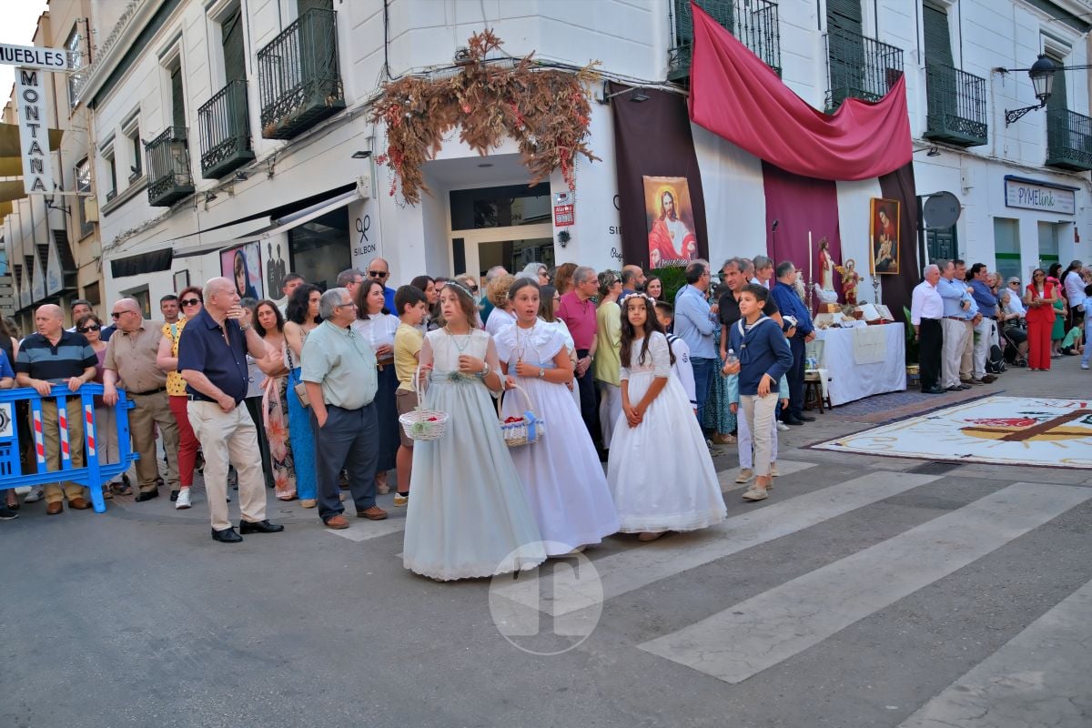 Tomelloso se vuelca con el Corpus Christi entre altares, alfombras y niños de Comunión