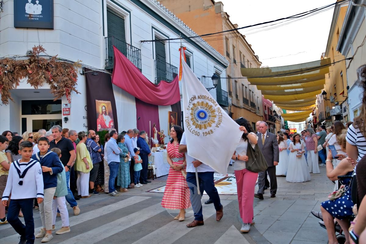Tomelloso se vuelca con el Corpus Christi entre altares, alfombras y niños de Comunión