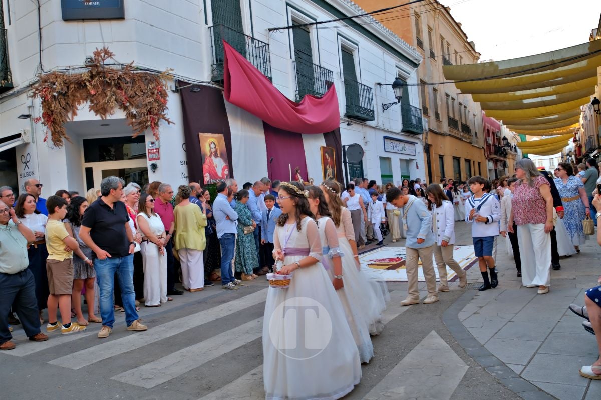 Tomelloso se vuelca con el Corpus Christi entre altares, alfombras y niños de Comunión