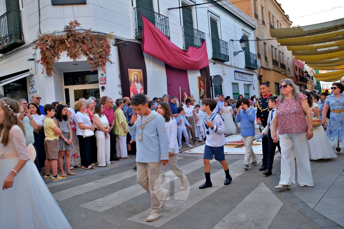 Tomelloso se vuelca con el Corpus Christi entre altares, alfombras y niños de Comunión