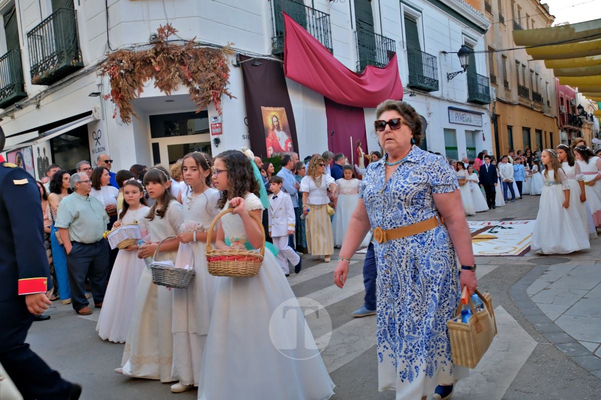 Tomelloso se vuelca con el Corpus Christi entre altares, alfombras y niños de Comunión