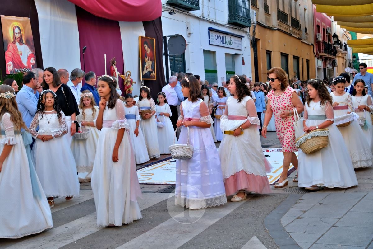 Tomelloso se vuelca con el Corpus Christi entre altares, alfombras y niños de Comunión