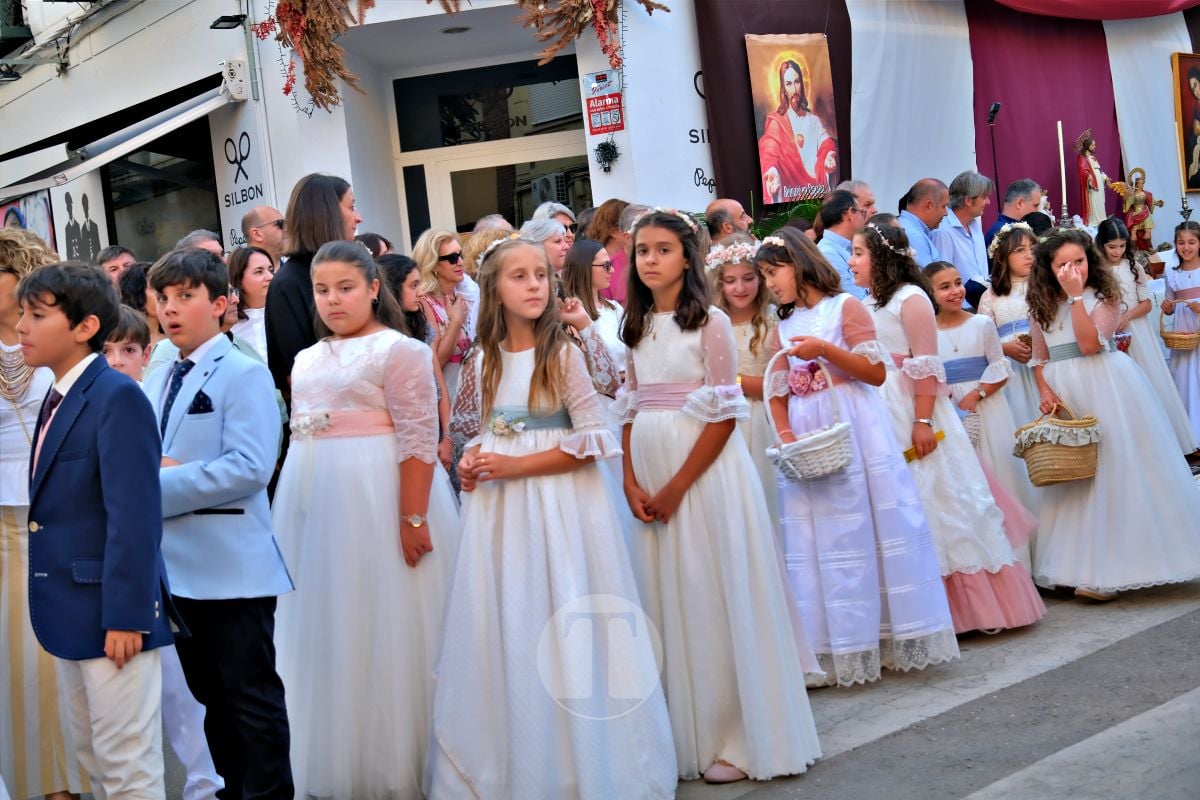 Tomelloso se vuelca con el Corpus Christi entre altares, alfombras y niños de Comunión
