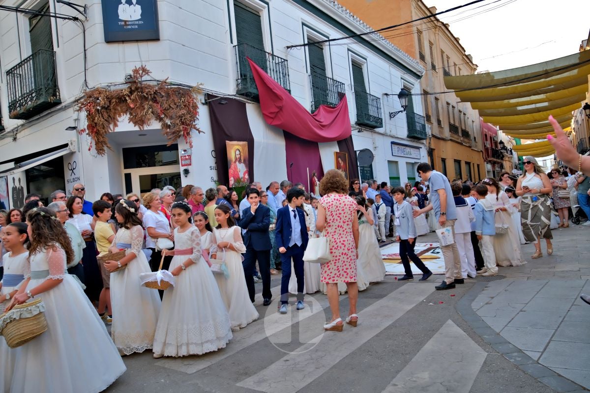Tomelloso se vuelca con el Corpus Christi entre altares, alfombras y niños de Comunión
