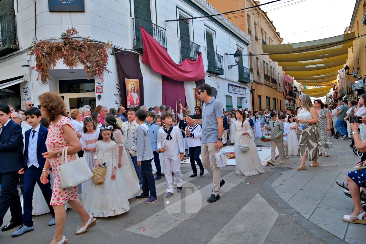 Tomelloso se vuelca con el Corpus Christi entre altares, alfombras y niños de Comunión