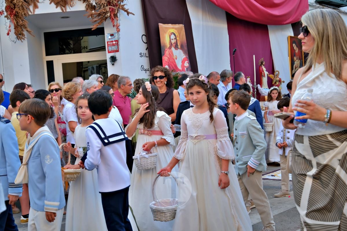 Tomelloso se vuelca con el Corpus Christi entre altares, alfombras y niños de Comunión