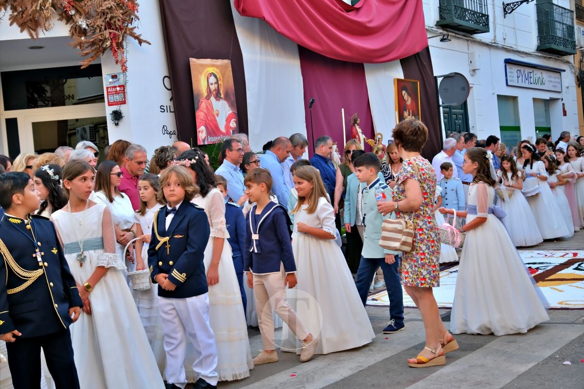 Tomelloso se vuelca con el Corpus Christi entre altares, alfombras y niños de Comunión