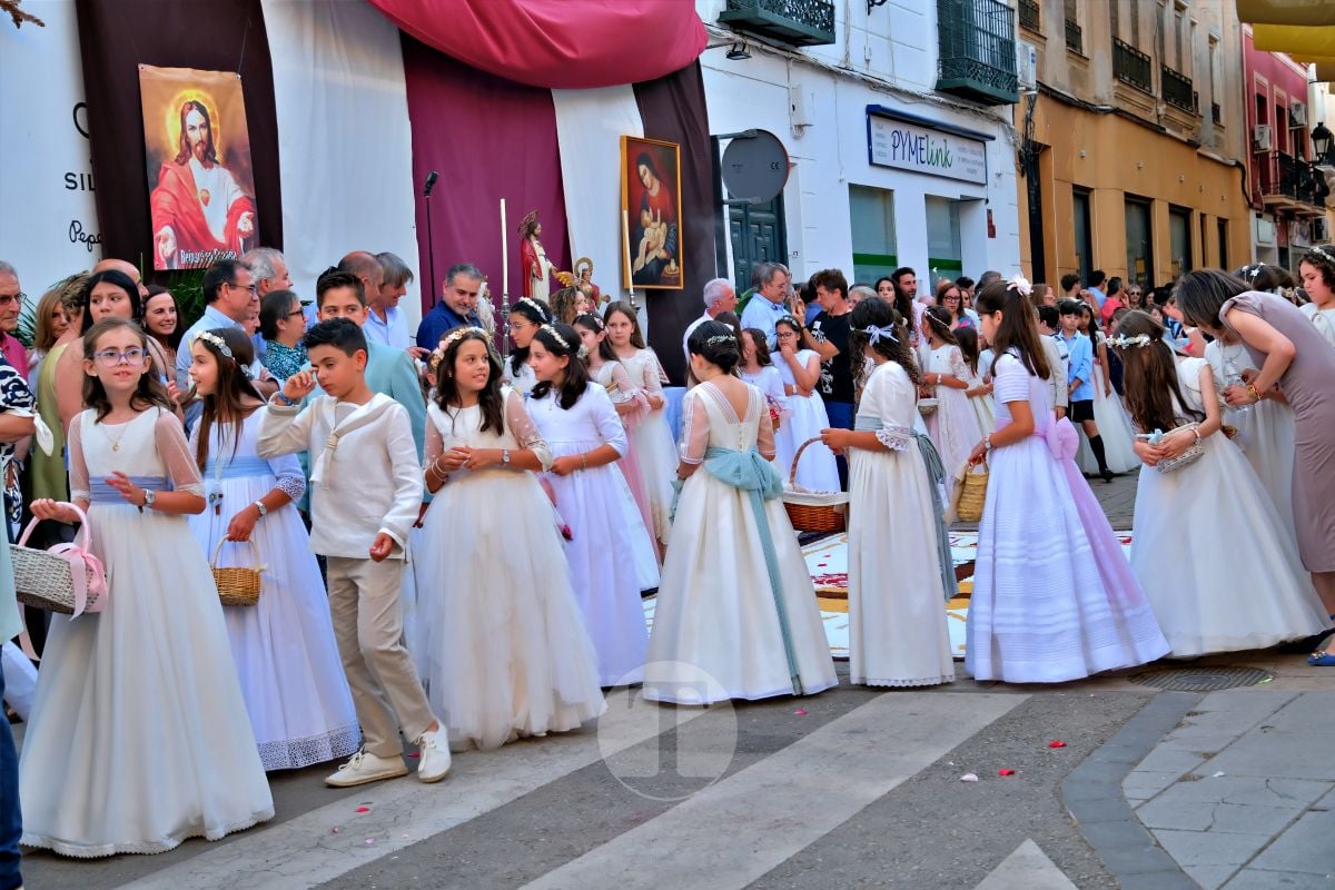 Tomelloso se vuelca con el Corpus Christi entre altares, alfombras y niños de Comunión