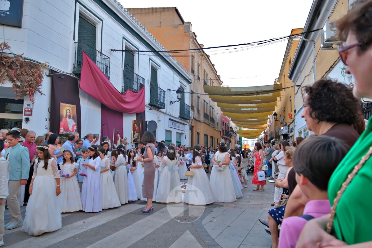 Tomelloso se vuelca con el Corpus Christi entre altares, alfombras y niños de Comunión