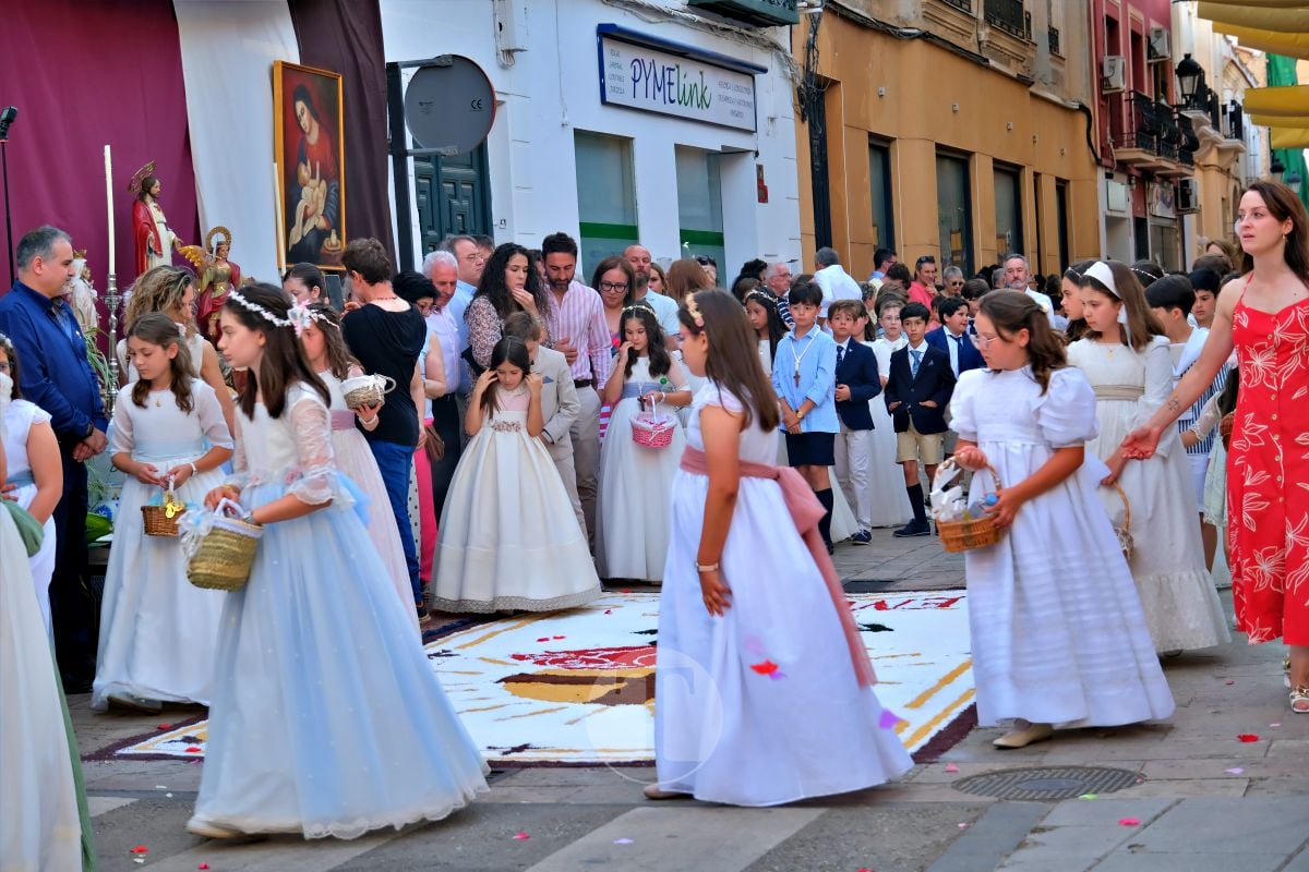 Tomelloso se vuelca con el Corpus Christi entre altares, alfombras y niños de Comunión