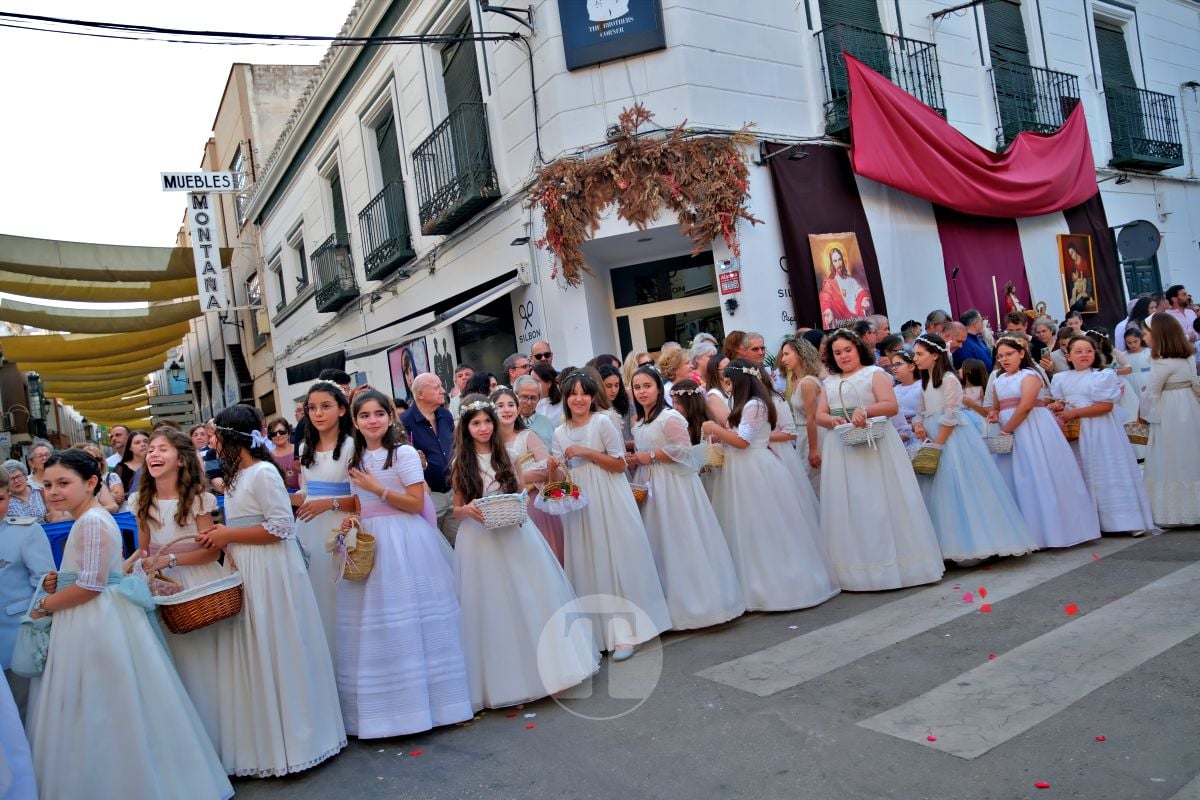 Tomelloso se vuelca con el Corpus Christi entre altares, alfombras y niños de Comunión