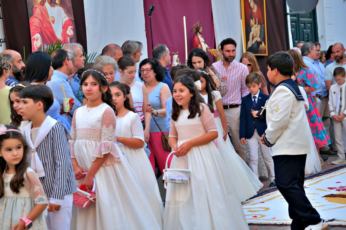 Tomelloso se vuelca con el Corpus Christi entre altares, alfombras y niños de Comunión
