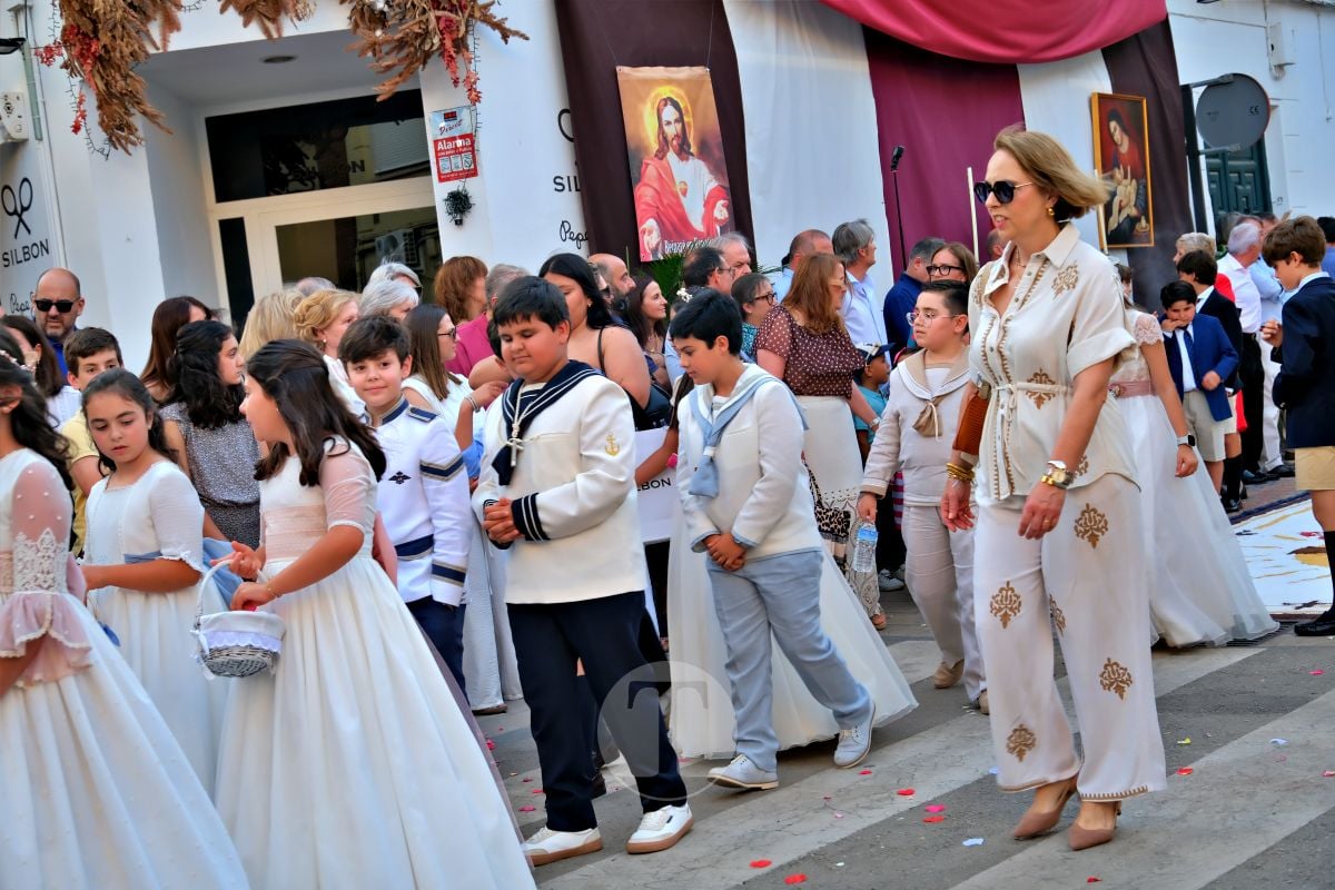 Tomelloso se vuelca con el Corpus Christi entre altares, alfombras y niños de Comunión