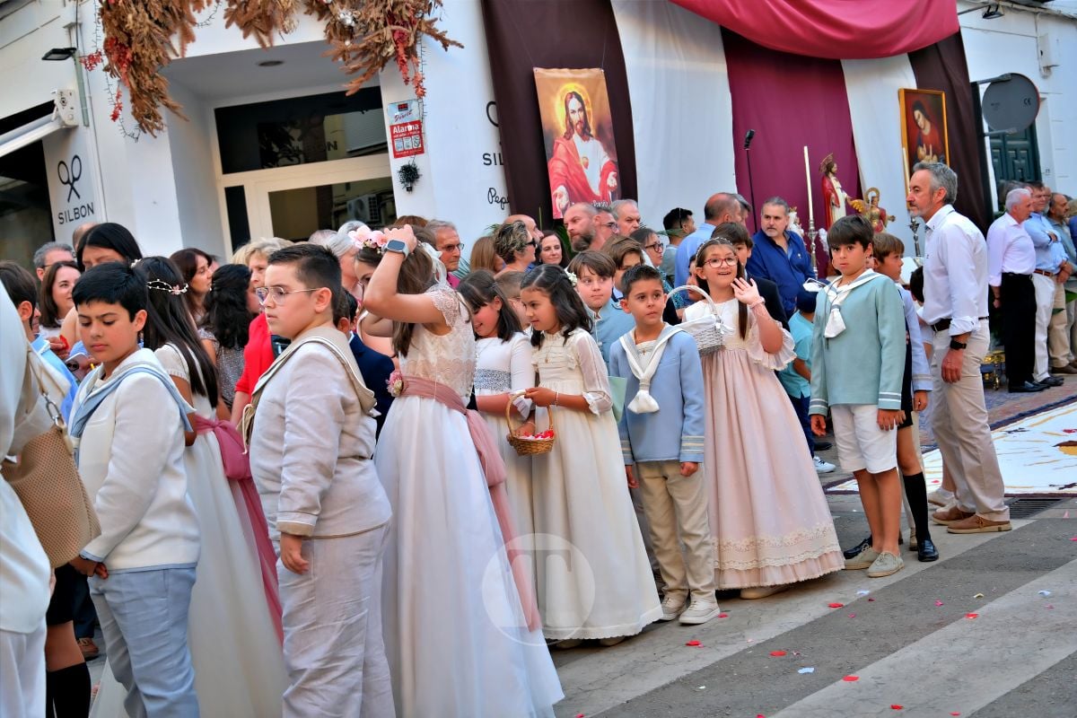 Tomelloso se vuelca con el Corpus Christi entre altares, alfombras y niños de Comunión