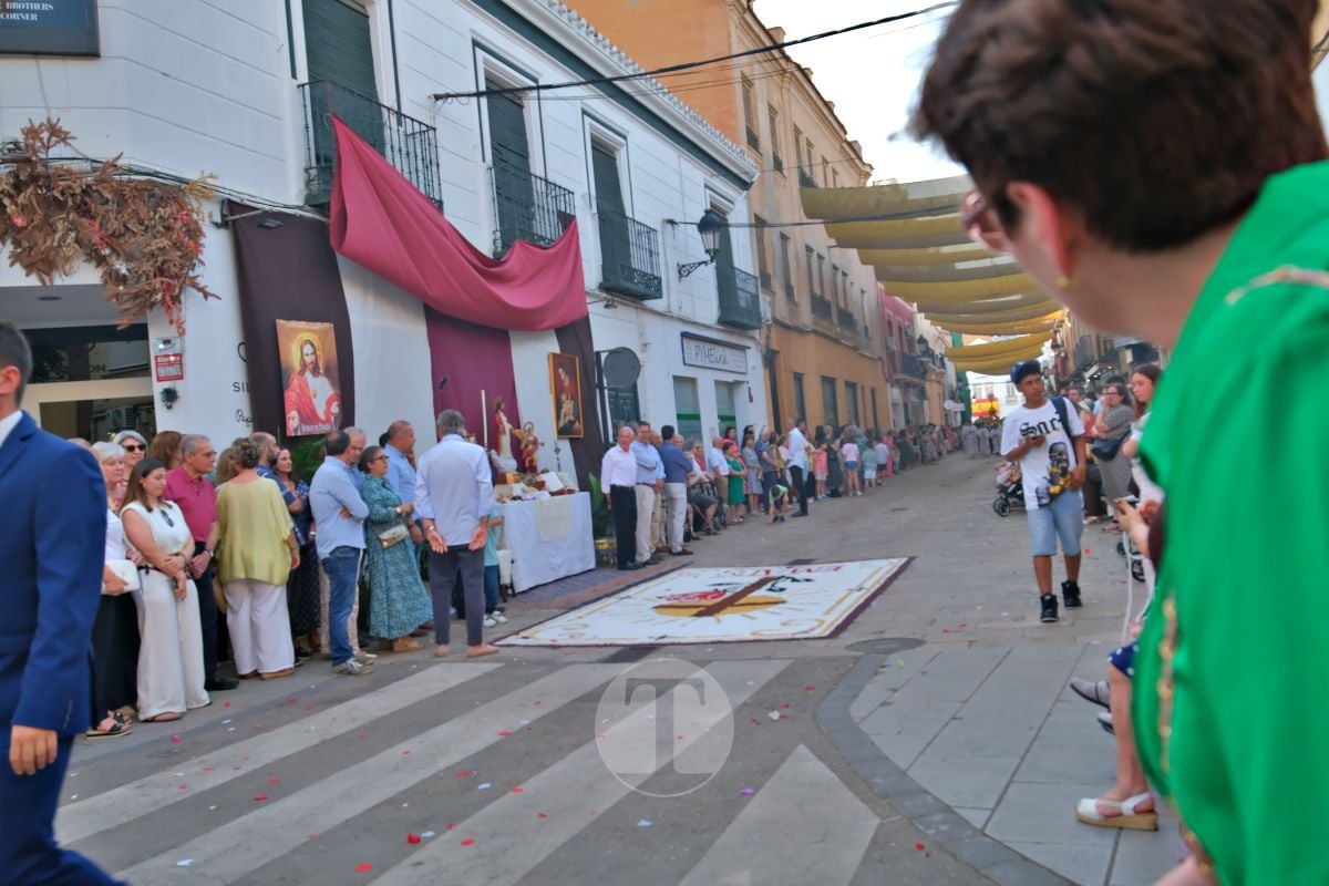 Tomelloso se vuelca con el Corpus Christi entre altares, alfombras y niños de Comunión
