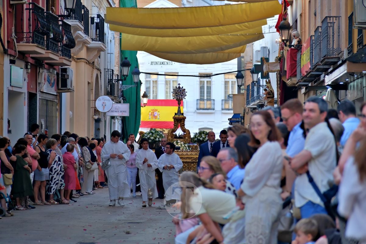 Tomelloso se vuelca con el Corpus Christi entre altares, alfombras y niños de Comunión