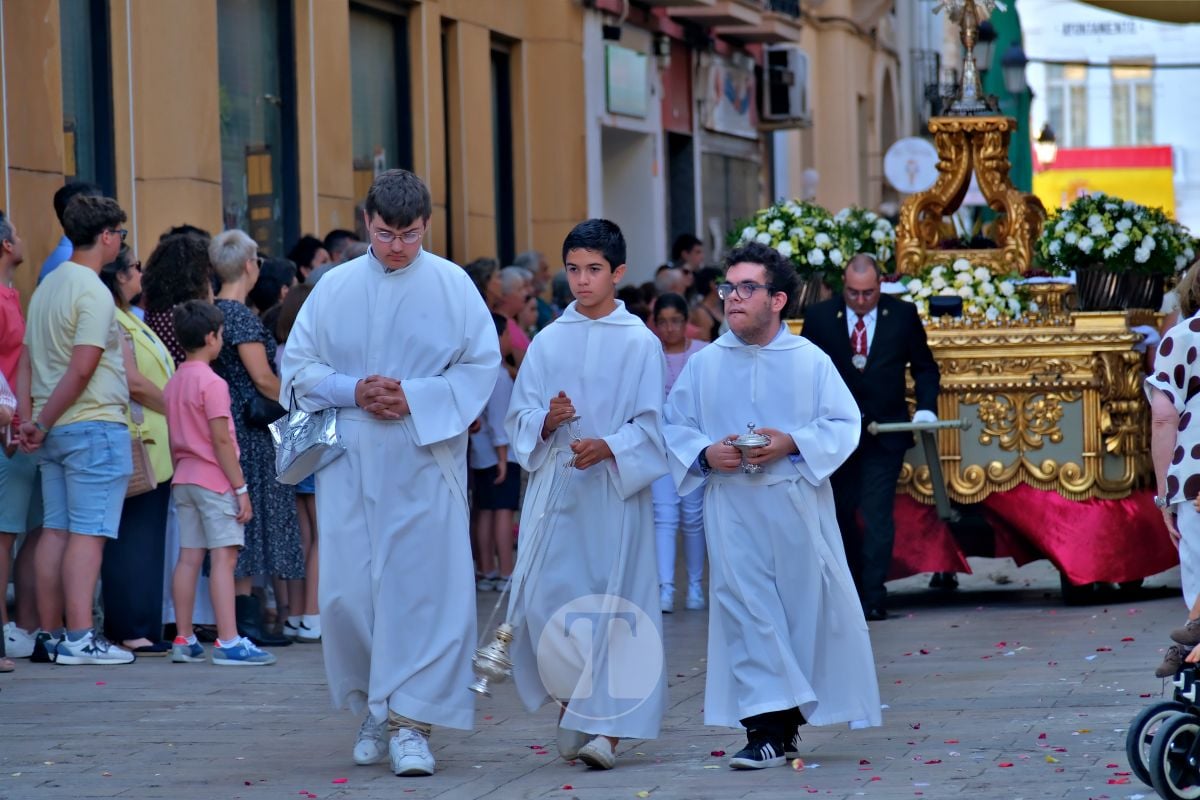 Tomelloso se vuelca con el Corpus Christi entre altares, alfombras y niños de Comunión
